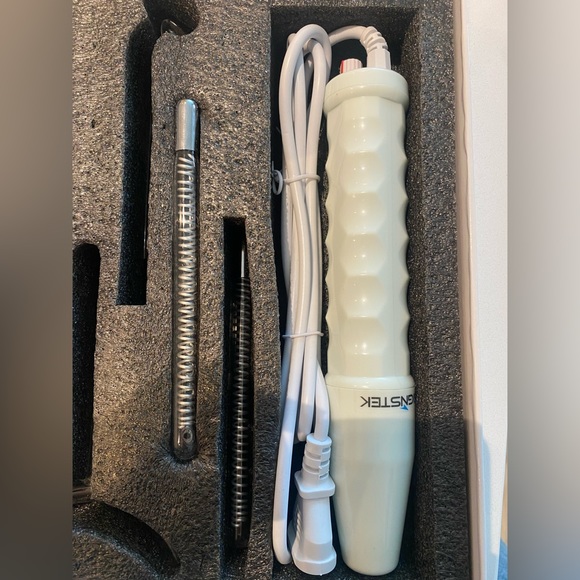 Brand new ant-acne ant-aging face device. Never used. With box and manual. - Picture 7 of 11